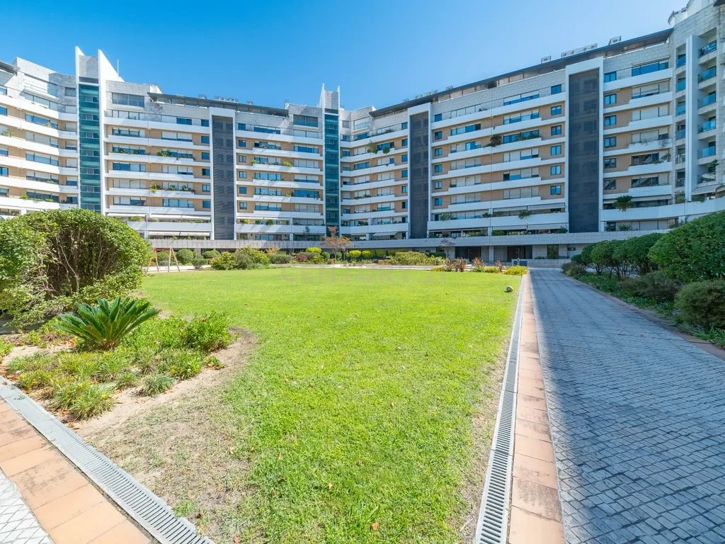 Apartamento T2 de Luxo Mobilado para arrendamento no Condomínio Pateo Central - Image 4
