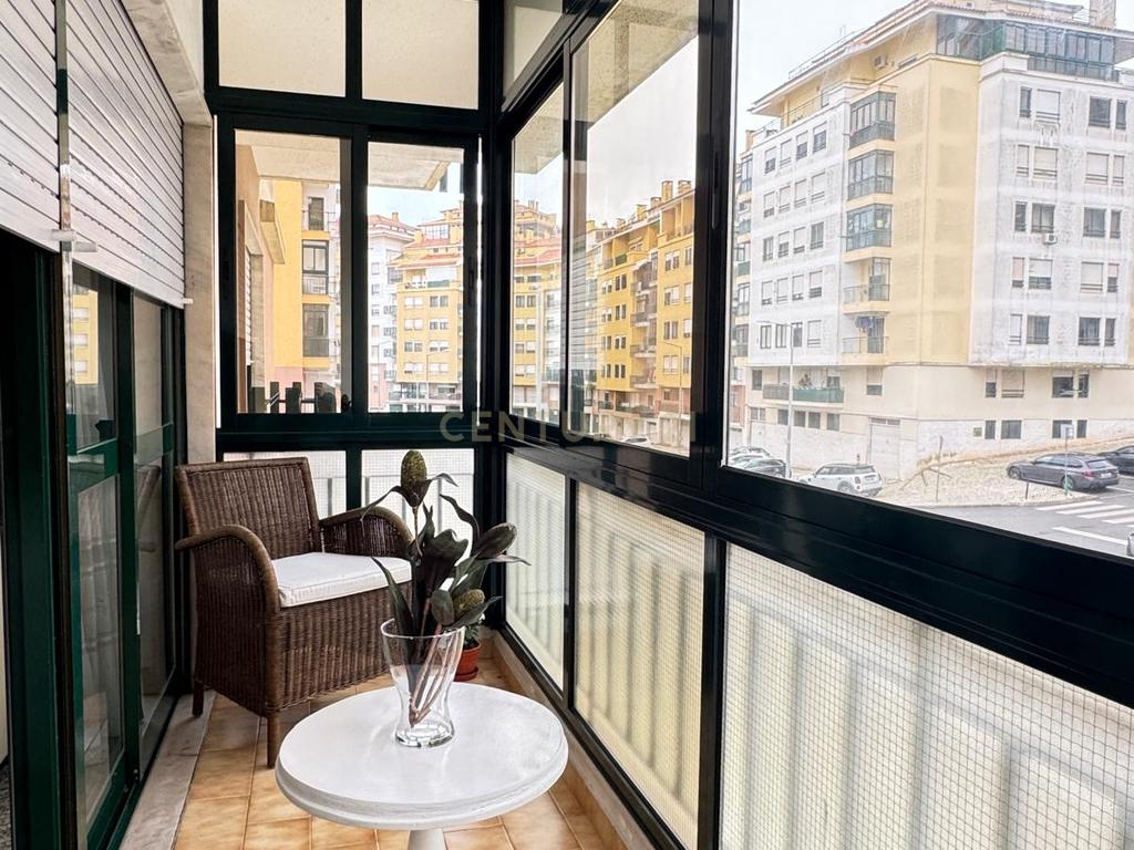 T4 com uma área de 150 m2 localizado em Massamá - Image 1
