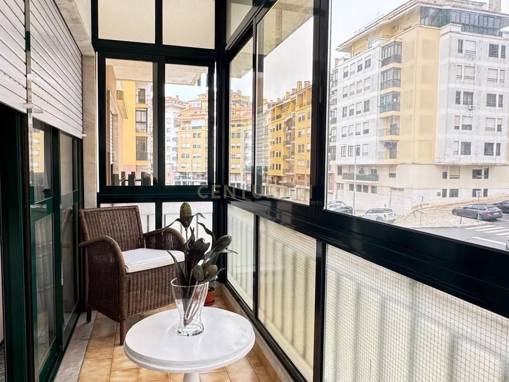 T4 com uma área de 150 m2 localizado em Massamá - Image 1
