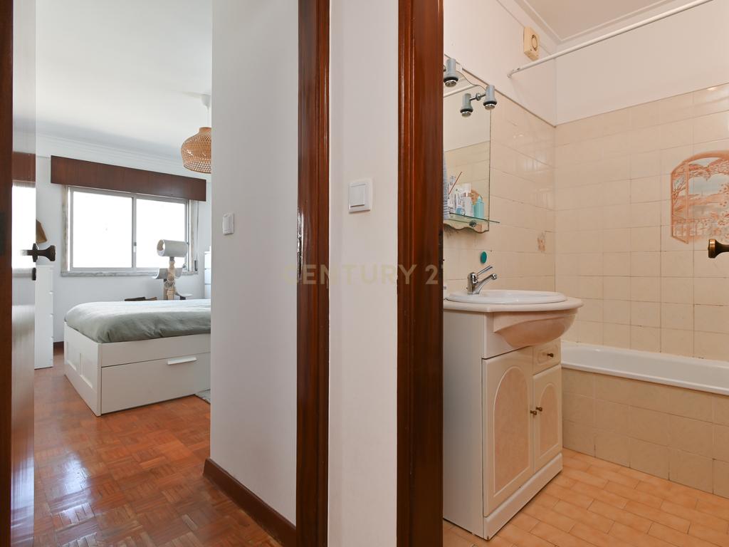 Apartamento T2 em Massamá com Varanda e arrecadação - Image 11