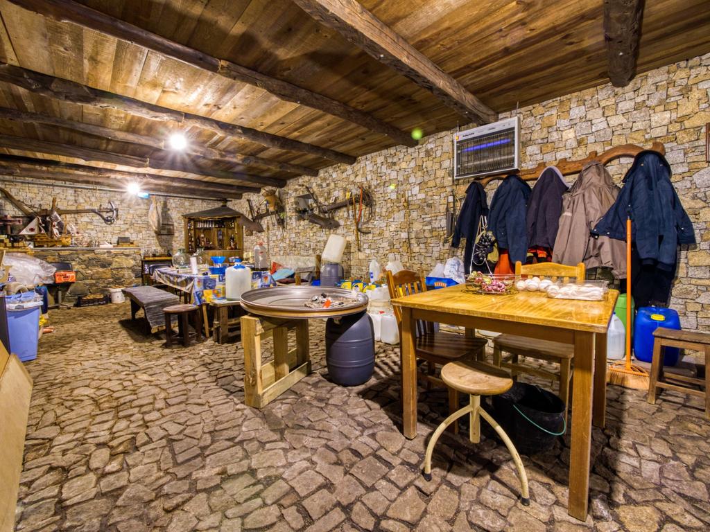 Moradia localizada na capital de distrito, no coração do Nordeste Transmontano. - Image 46