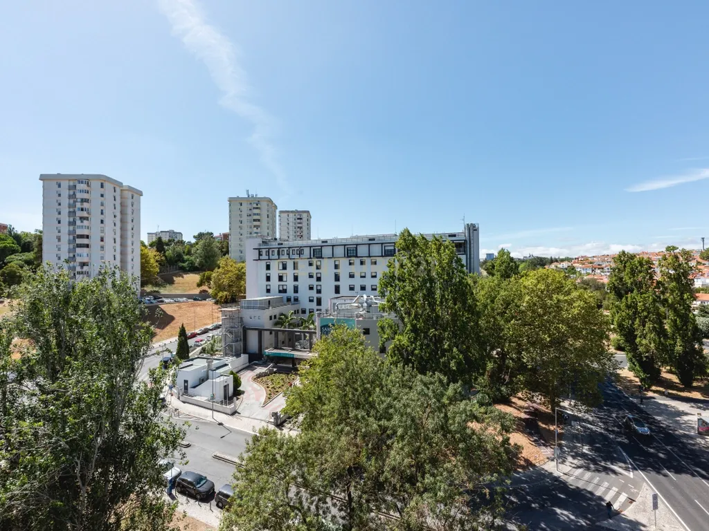 Apartamento T4 para Remodelação no Coração dos Olivais, com Vista Fantástica - Image 43