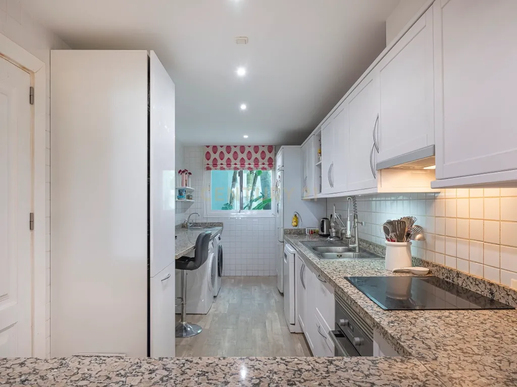 Encantador apartamento de 3 quartos no piso térreo elevado com vista para o mar e para o jardim – Nueva Andalucía. - Image 11