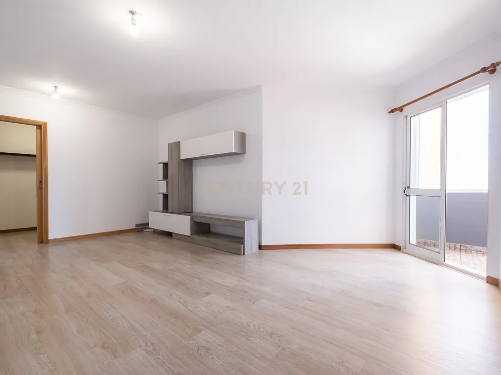 Apartamento T2 para Arrendamento – Centro do Funchal, Ilha da Madeira - Image 6