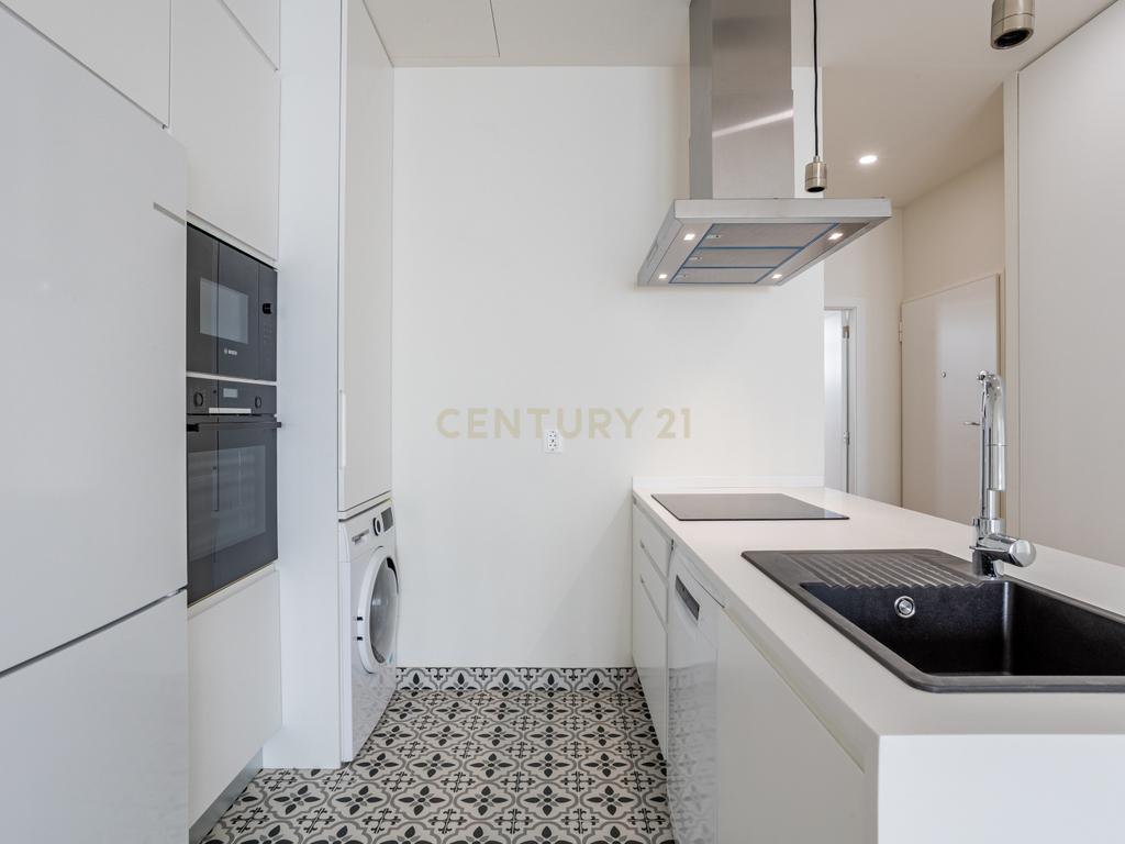 Apartamento T2 NOVO para Venda, em Campolide – Construção de Excelência com Traça Tradicional e Logradouro Privativo - Image 5