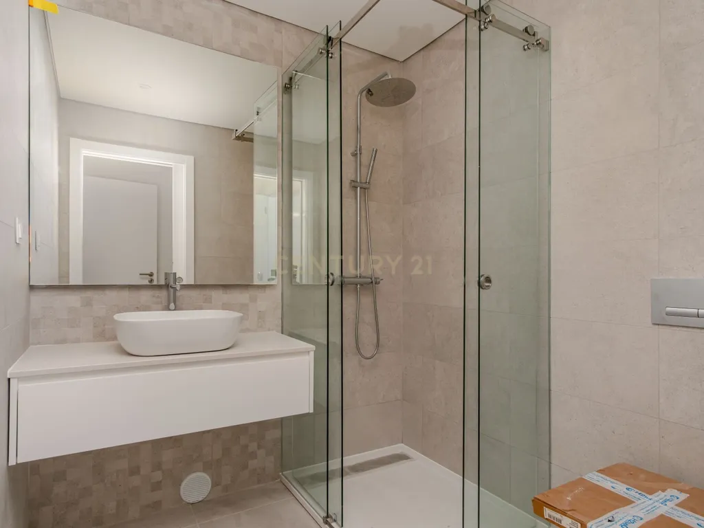 Exclusiva Penthouse T4 inserida num Empreendimento em Almada - Image 17