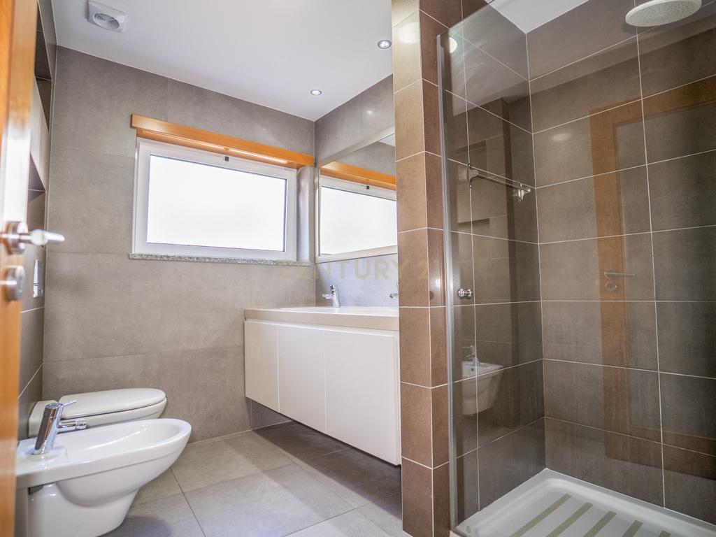 Apartamento T4 Premium com Terraço na Avenida da Independência - Image 46