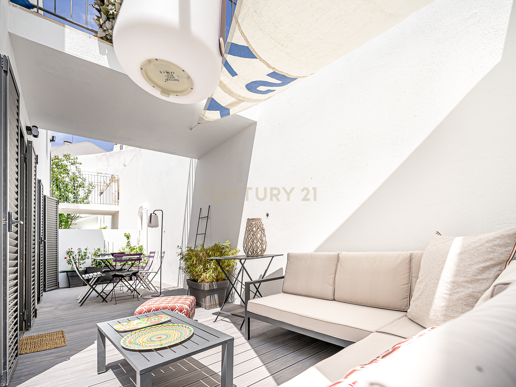 Apartamento T3 com terraço, garagem e elevador na Rua do Benformoso, em Lisboa - Image 1