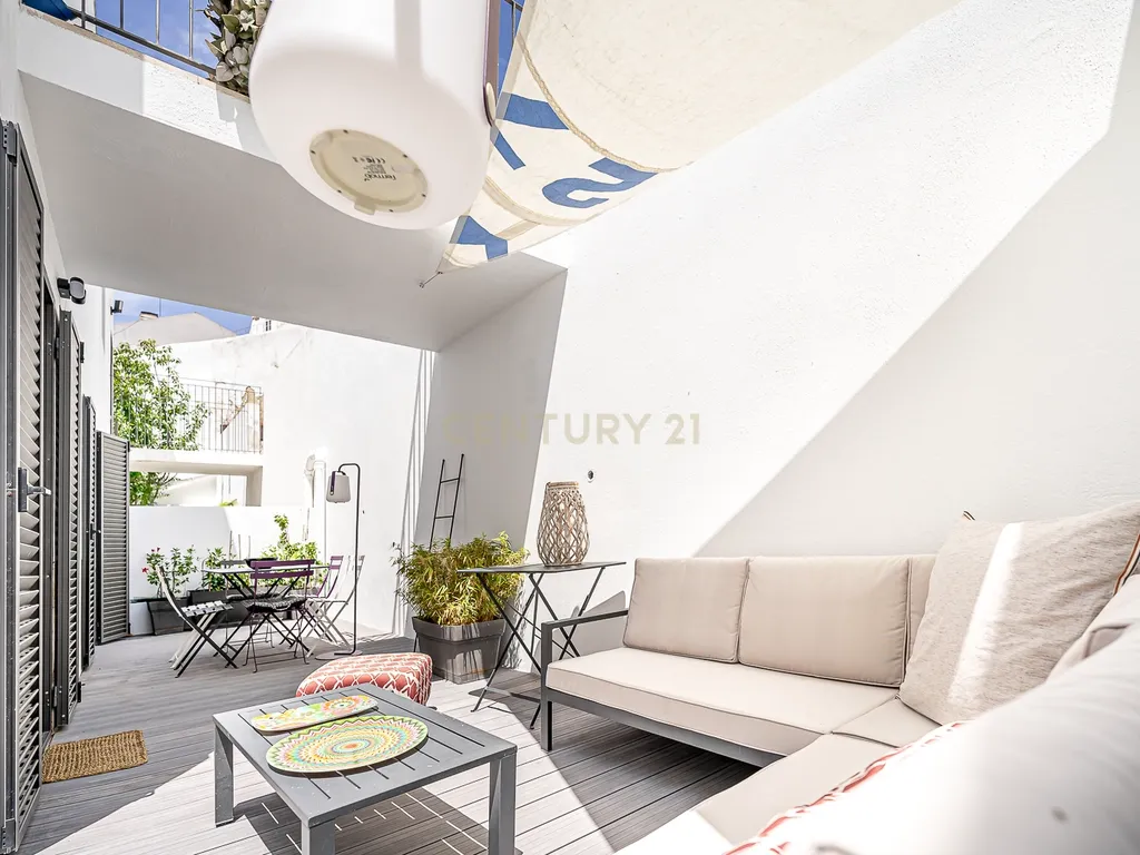Apartamento T3 com terraço, garagem e elevador na Rua do Benformoso, em Lisboa - Image 1