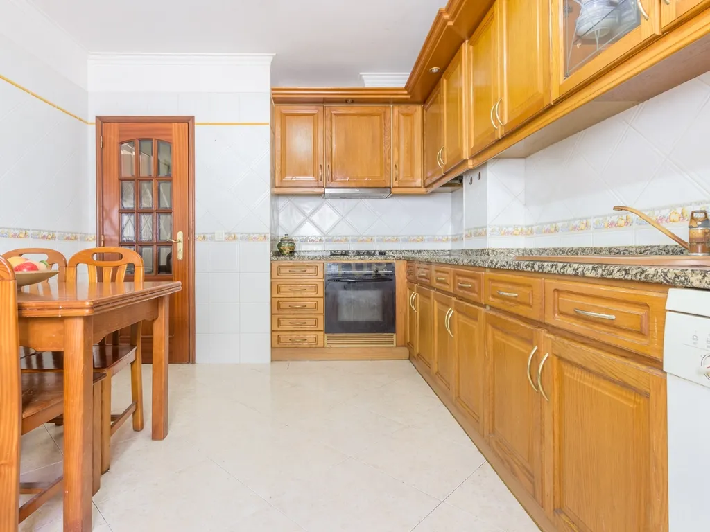 Apartamento T3 em Baixa da Banheira com Garagem - Image 8