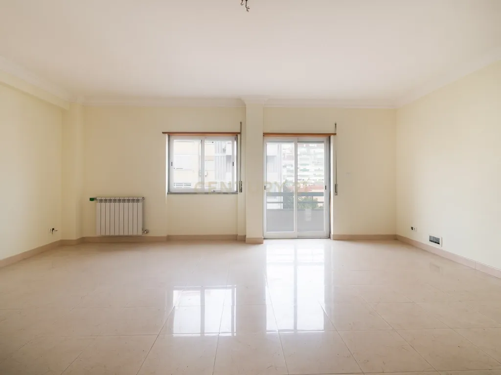 Apartamento T4 no Centro de Odivelas com Parqueamento para 3 Viaturas - Image 4