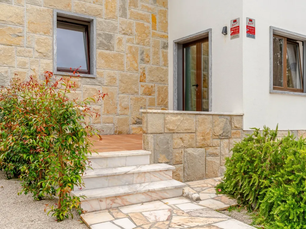 Viver com Elegância entre o Litoral e a Cidade – Uma Casa Sustentável em Colares, Portugal - Image 5