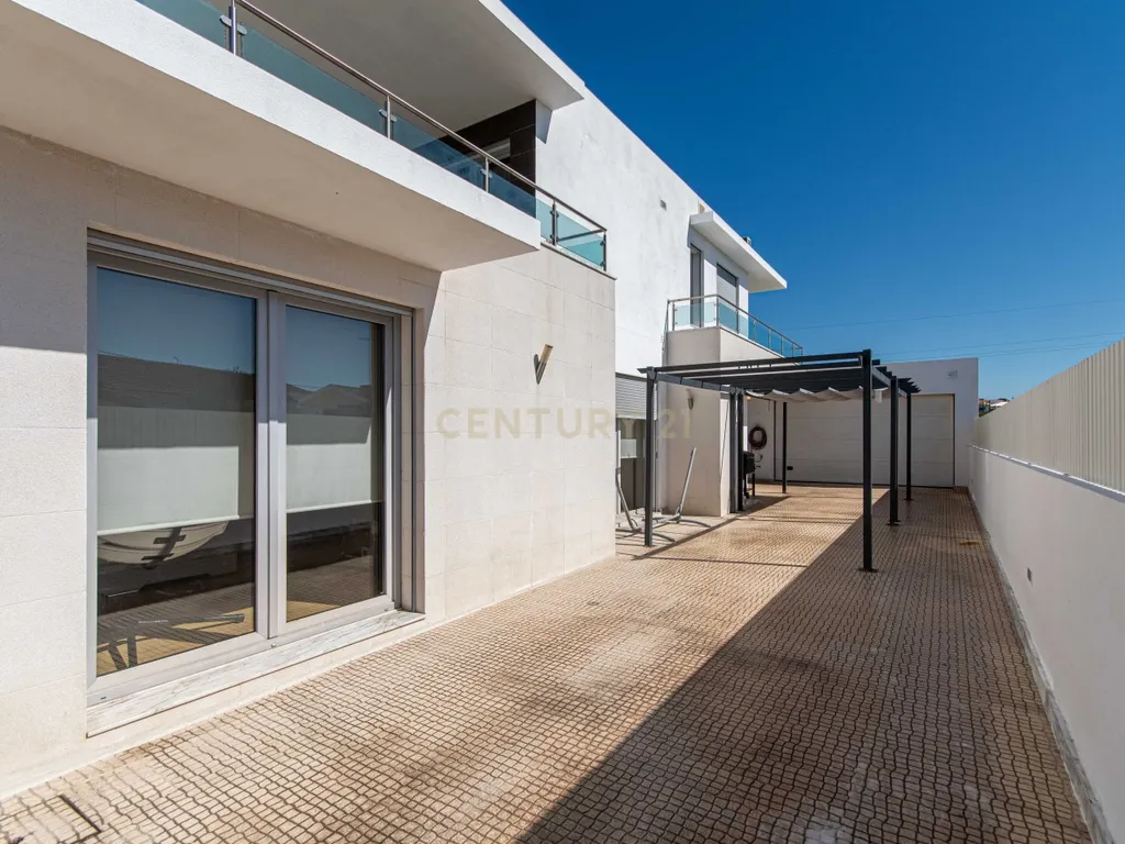 Moradia Isolada de Arquitetura Moderna com Piscina, Jardim e Garagem (Morelena /Pêro Pinheiro) - Image 51