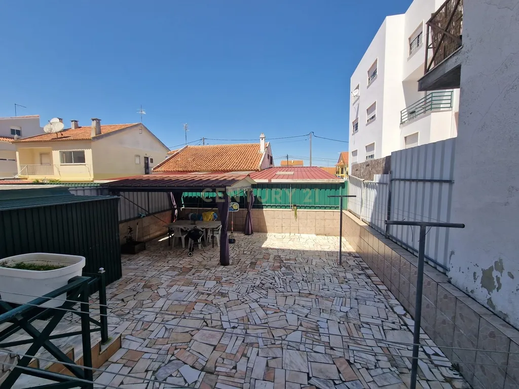 Apartamento T1 Quinta do Conde com logradouro bastante amplo - Image 12