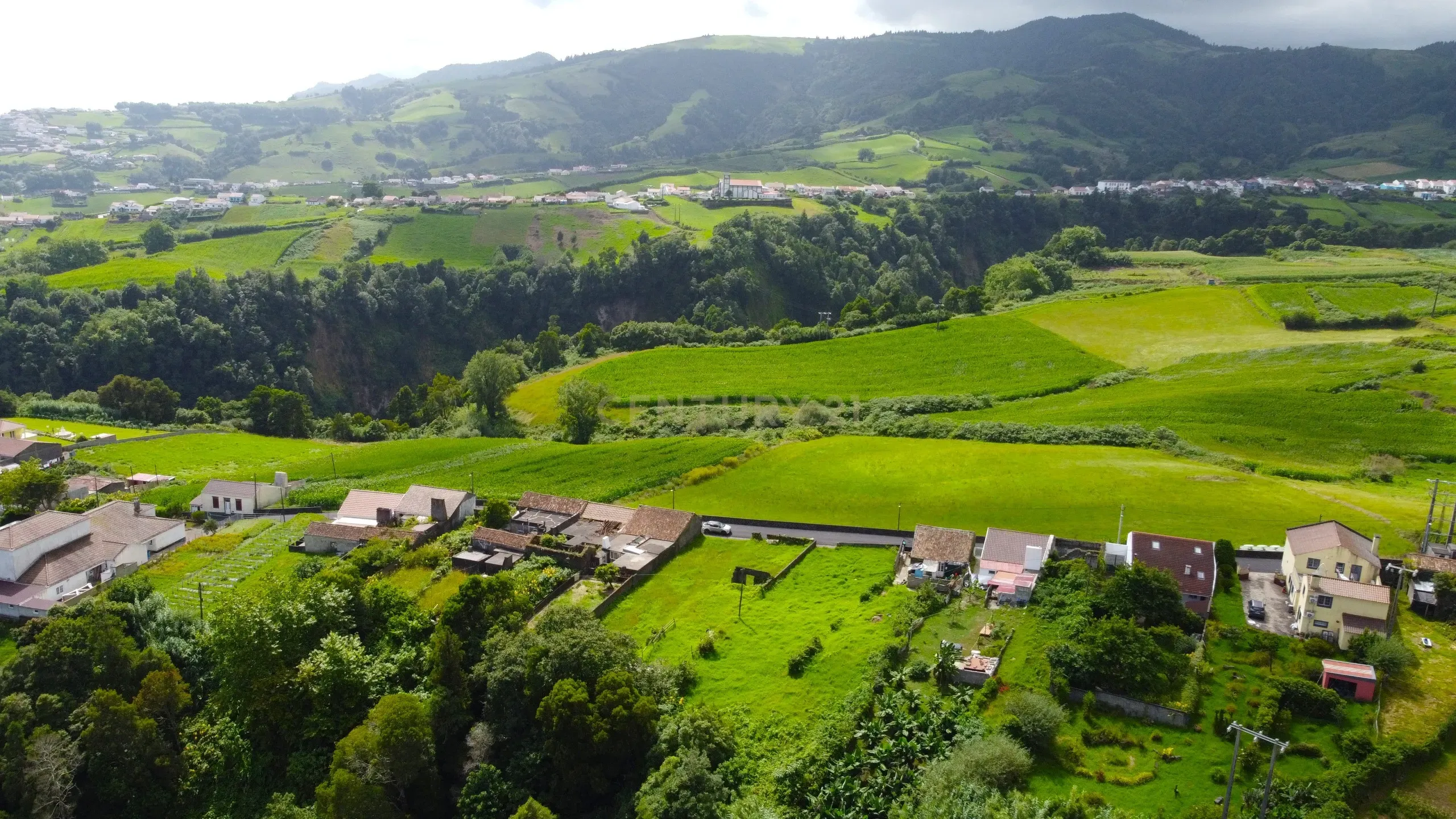 Fotografia 4 de Terreno para Construção com vista para a montanha, perto de comodidades.