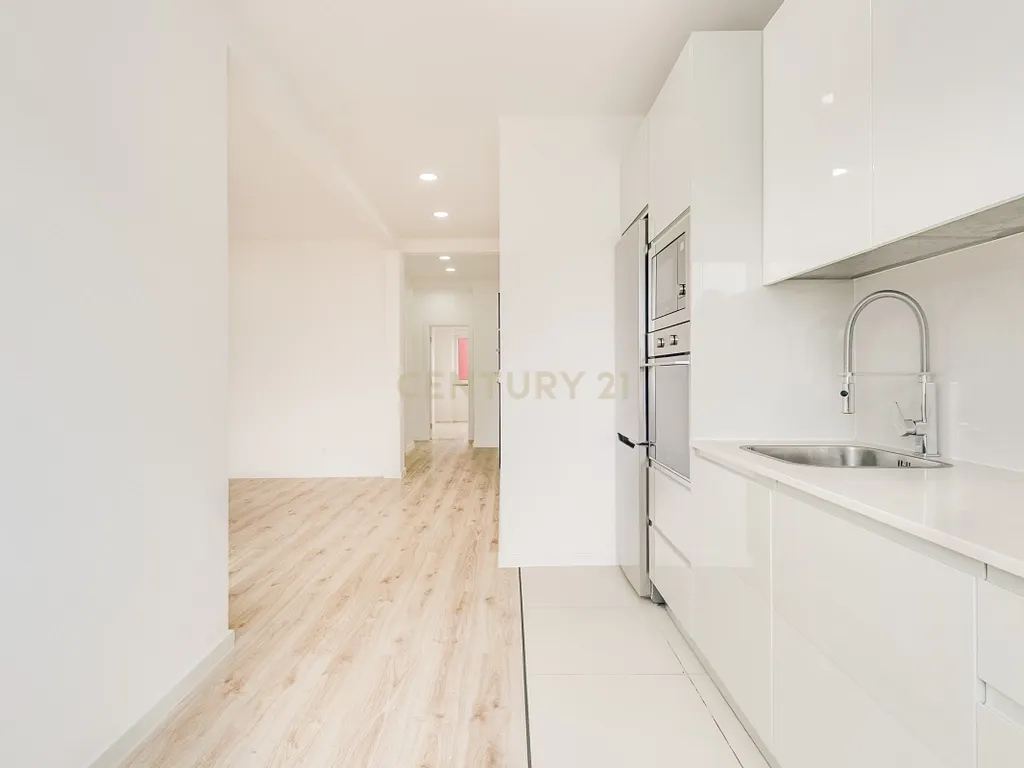 Apartamento T2 Remodelado na Prestigiada Avenida Jaime Cortesão em Setúbal – Próximo da Zona Ribeirinha - Image 23