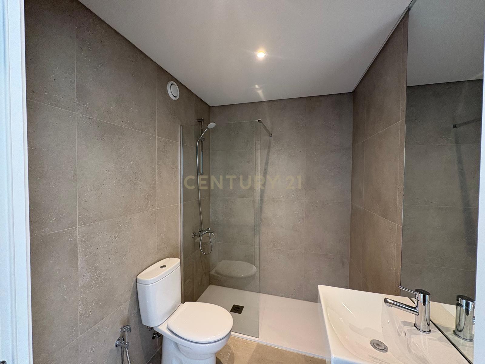 Fotografia 10 de Luxuoso apartamento em condomínio fechado, em Sesimbra com Vista Mar e Piscina