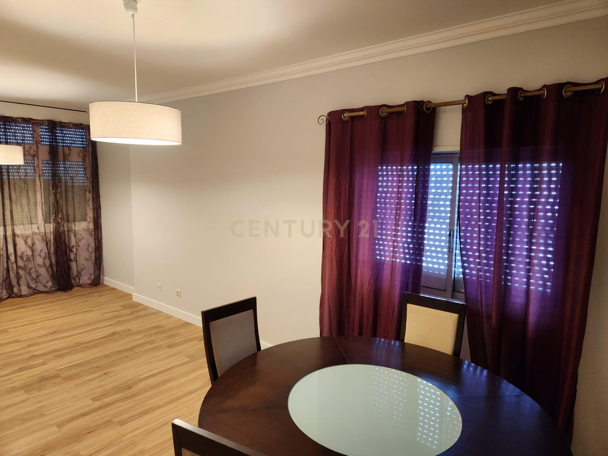 Apartamento Moderno em Setúbal com Vista para a Cidade e Montanha - Image 1