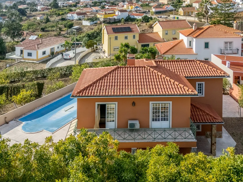 Elegante Moradia T4 com Piscina e Jardim em Mafra: Um Equilíbrio Perfeito entre Campo e Praia - Image 49