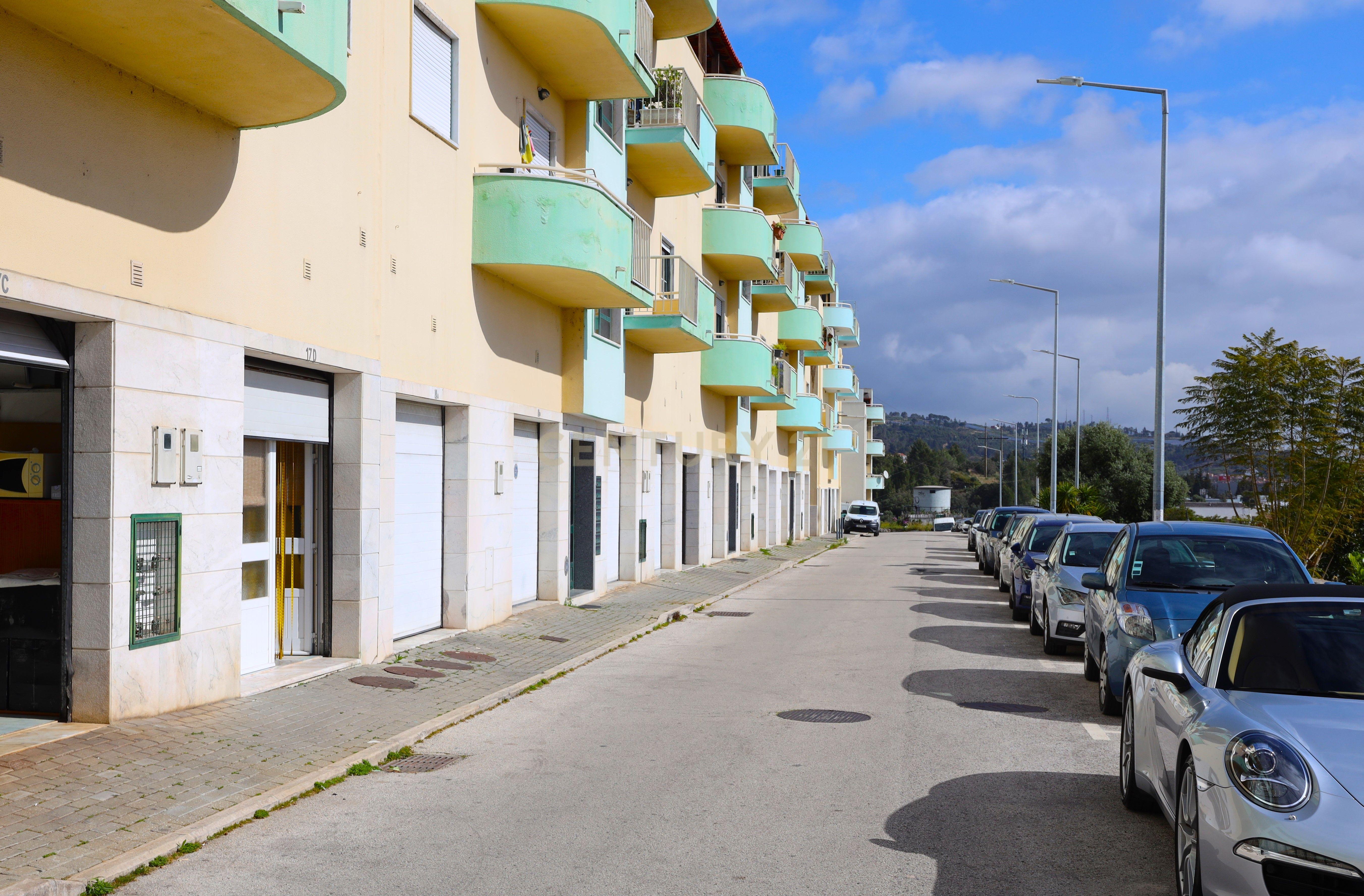 Garagem independente com 30m² - Image 1