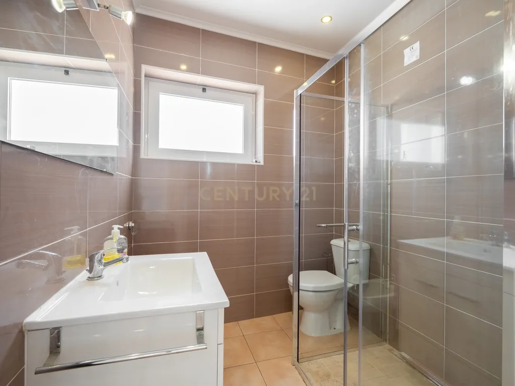 NÃO PERCA ESTA GRANDE OPORTUNIDADE! FANTÁSTICO APARTAMENTO T2 ESPAÇOSO TOTALMENTE REMODELADO MUITO BEM LOCALIZADO PRÓXIMO DE TODAS AS COMODIDADES E SERVIÇOS NO CENTRO DE PORTIMÃO E A POUCOS MINUTOS DAS PRAIAS! - Image 15