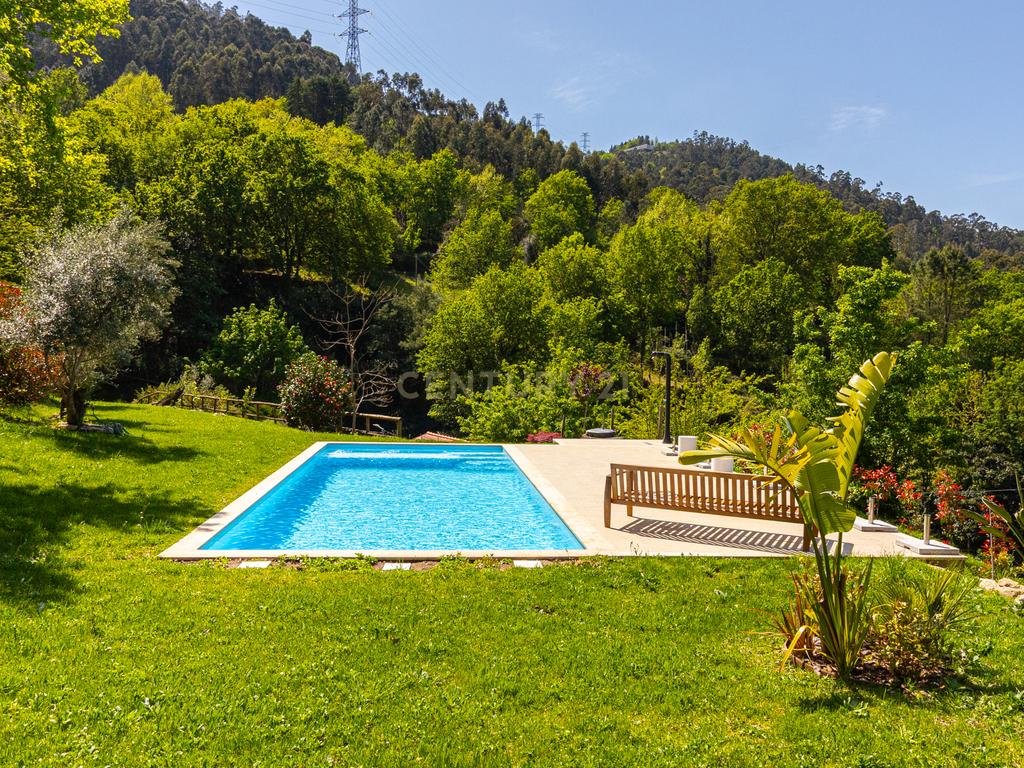 Um Refúgio no Gerês com 2 casas junto ao Rio  - Image 9
