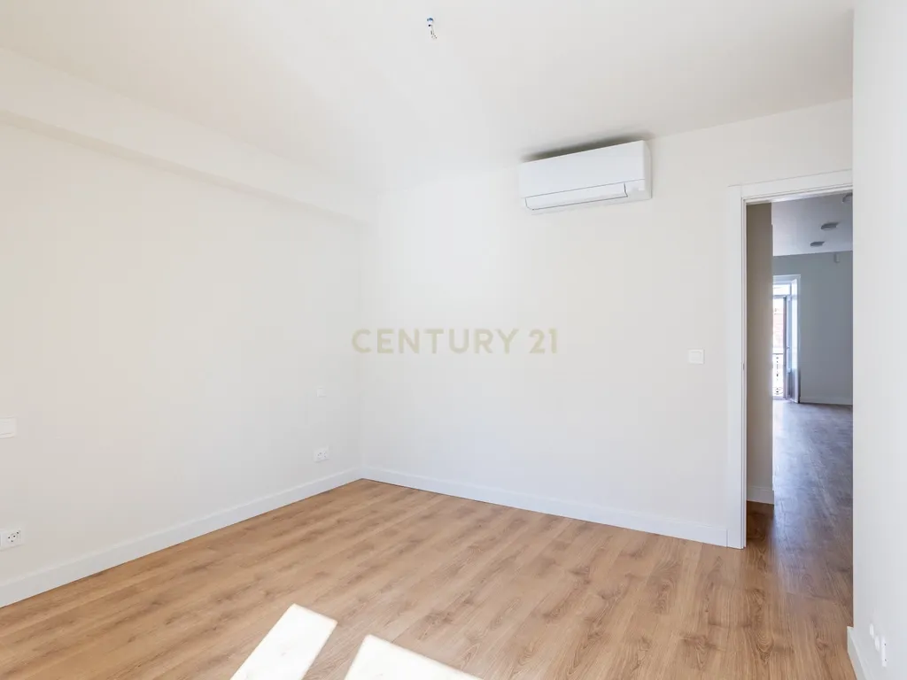Duplex T3 para Venda, em Campolide – Pé-Direito Duplo, Terraço e Classe Energética A | 940.000 € - Image 17