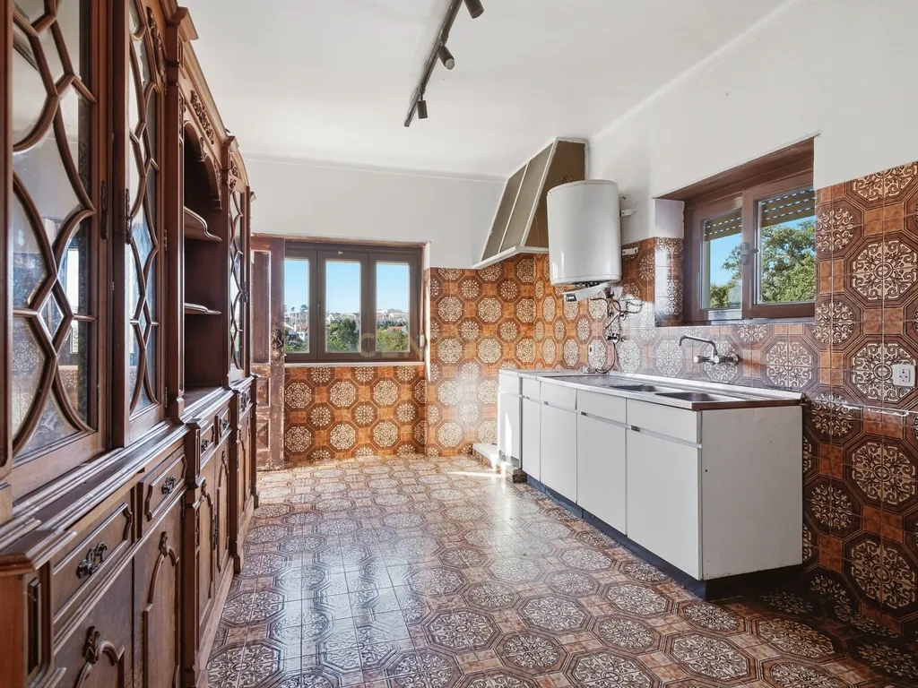 Moradia T7 de dois pisos com garagem, jardim e anexos | Terreno 894 m² na Paz em Mafra - Image 10