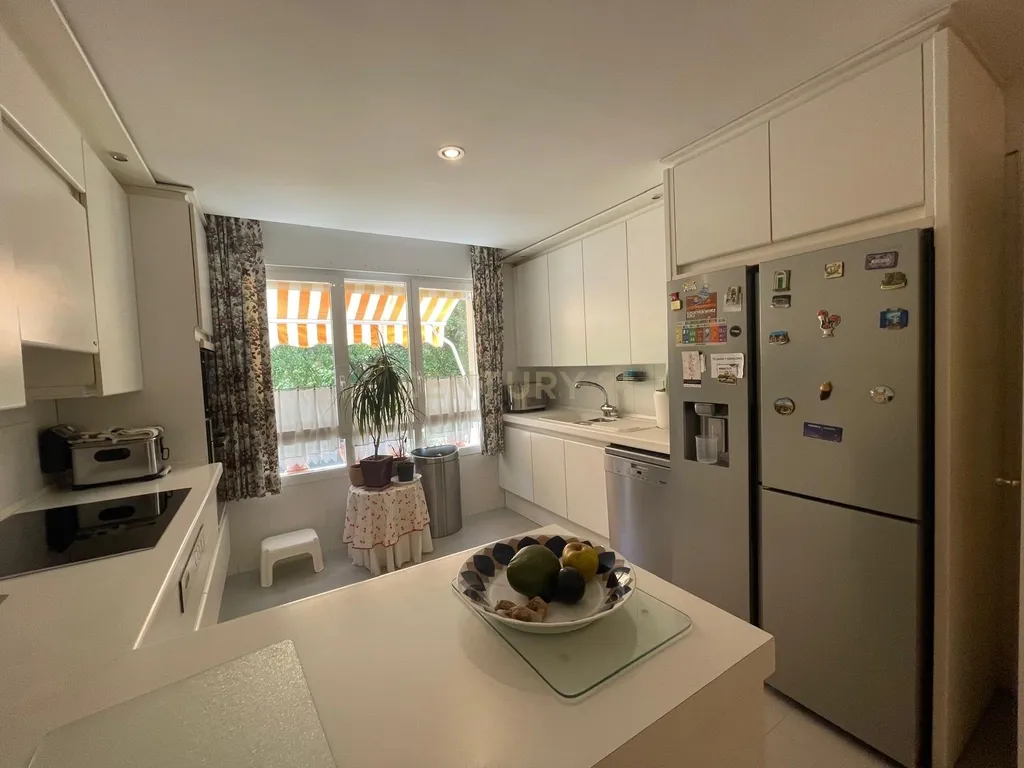 Luxuosa Moradia Renovada em Madrid com Vista para a Cidade - Image 60