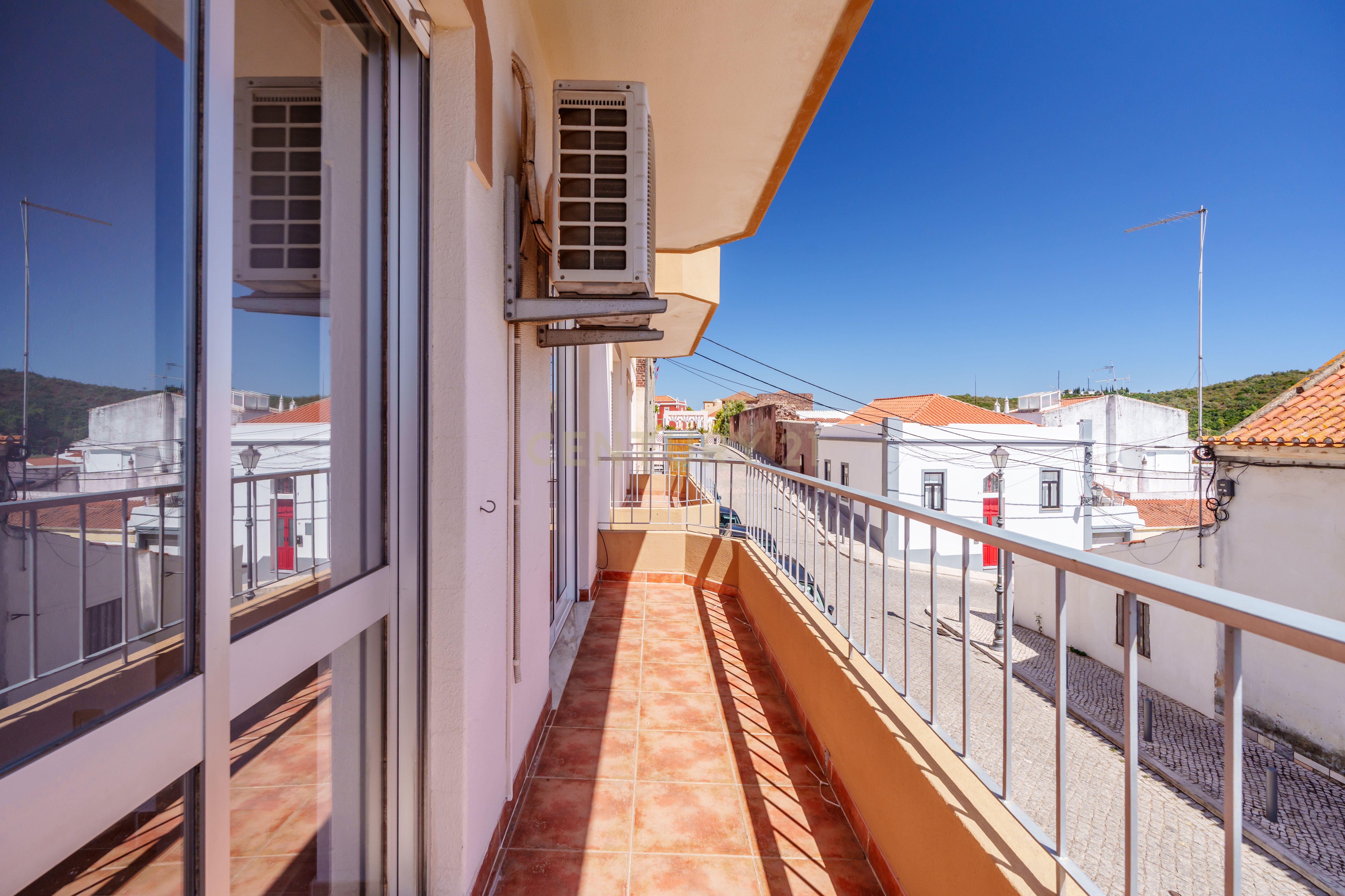 T2 renovado com varanda e terraço no Centro Histórico de Silves