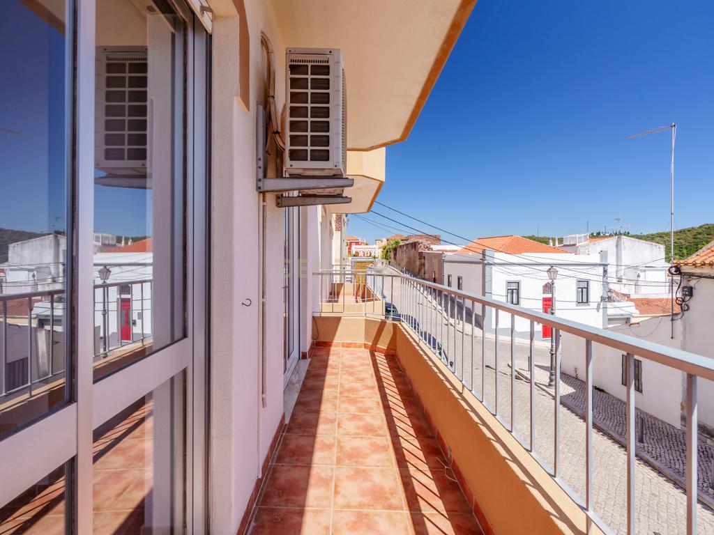 T2 renovado com varanda e terraço no Centro Histórico de Silves - Image 1