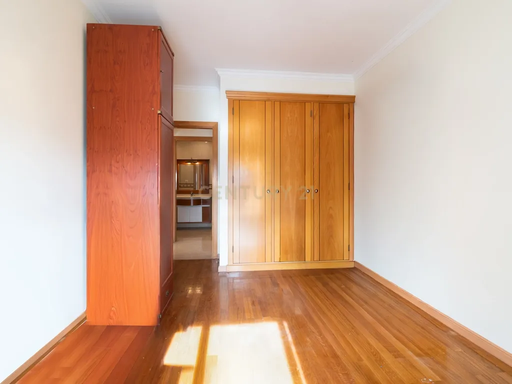 Apartamento T4 no Centro de Odivelas com Parqueamento para 3 Viaturas - Image 12