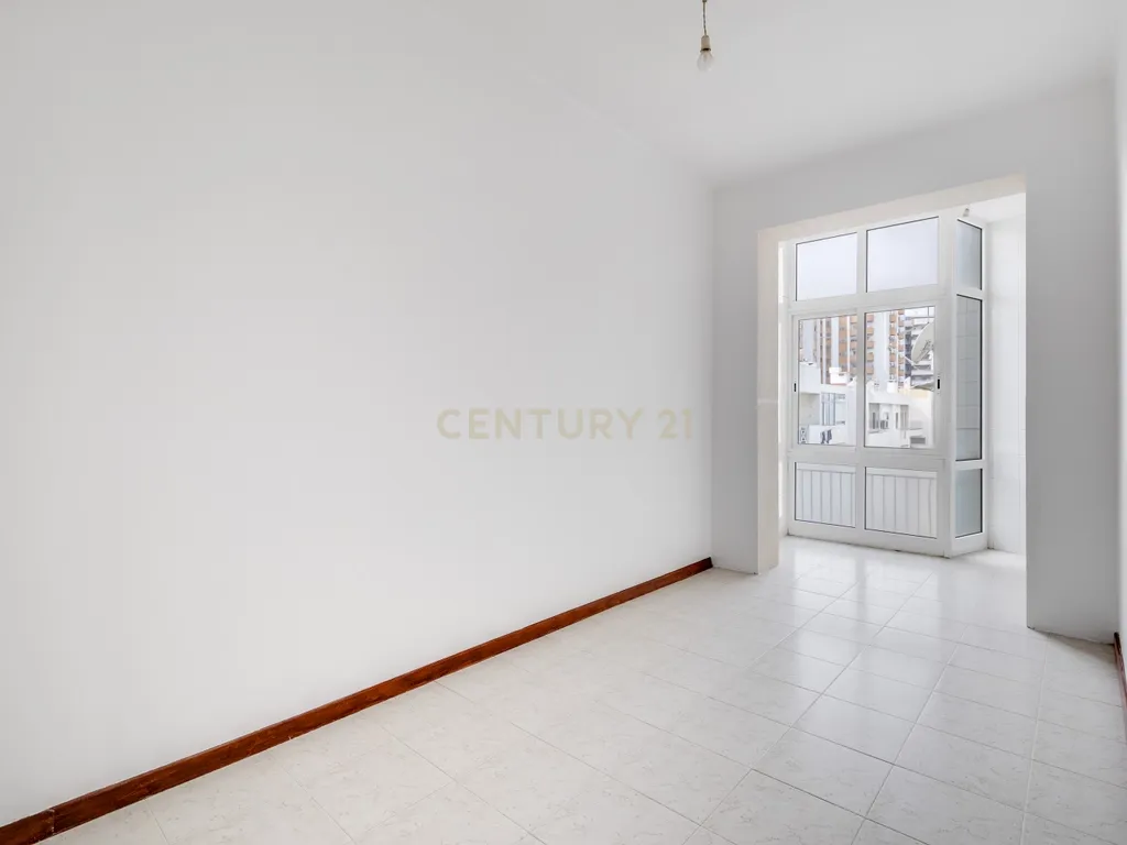 Apartamento T 4 em Faro no centro da cidade a 300m do mercado Municipal. - Image 17