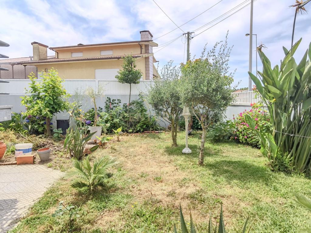 Moradia T4 de 4 Frentes com Jardim, Cozinha Regional e Garagem – Custoias, Matosinhos - Image 33