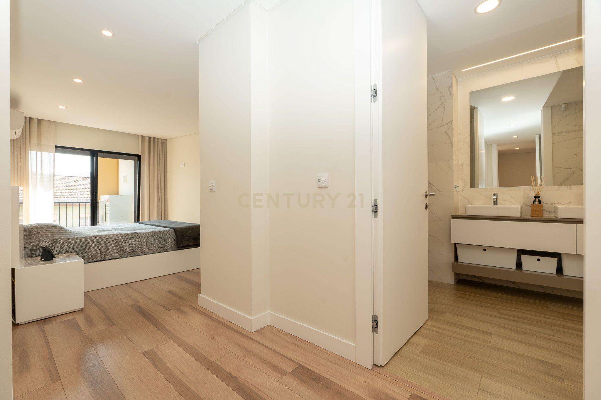 Apartamento T3+1 duplex, com terraço e estacionamento, no centro da cidade de Torres Vedras - Image 24
