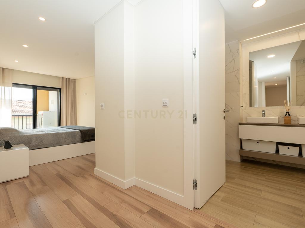 Apartamento T3+1 duplex, com terraço e estacionamento, no centro da cidade de Torres Vedras - Image 24