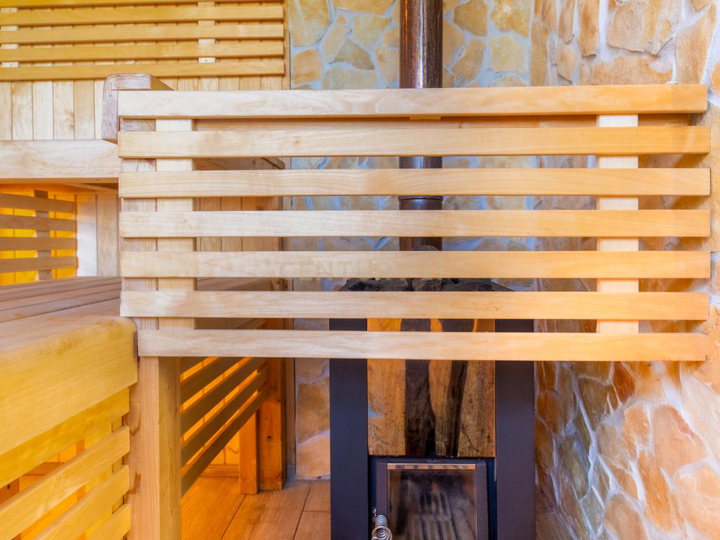 Propriedade com três habitações, piscina aquecida e sauna, num terreno de 10.000 m² - Image 97