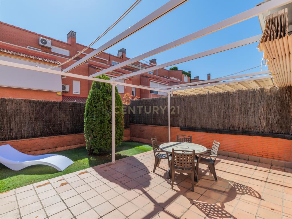 Chalet adosado con jardín en calle Unicornio, Aravaca - Image 9