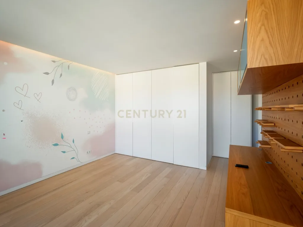 Apartamento T4 com Vista Mar em Condomínio Privado – Monte Estoril - Image 23