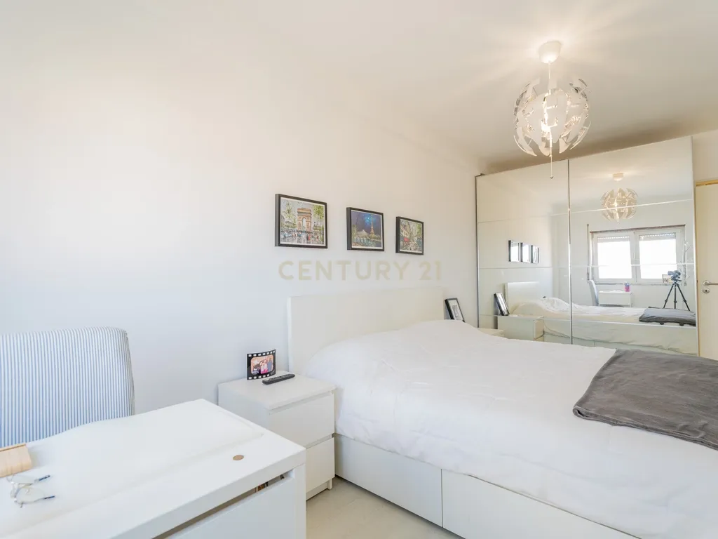 T2 renovado com Varanda, Vista Mar e Box privativa em Santa Cruz - Image 9