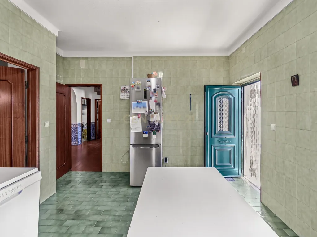 MORADIA T5 COM GARAGEM E PISCINA, 327 M² DE TERRENO PARA USUFRUIR - Image 13
