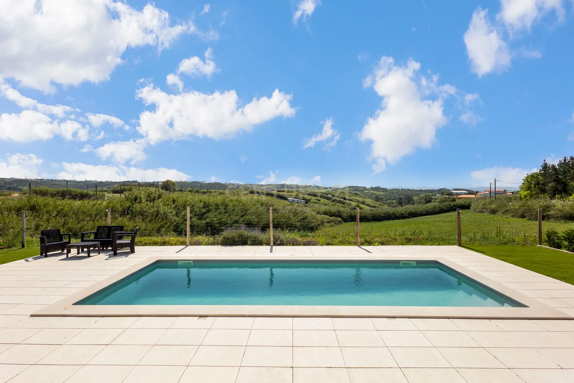 Fotografia 7 de Entre o Campo e o Mar: Moradia T3 Contemporânea com Piscina e 11.000 m² | Ribamar – Lourinhã