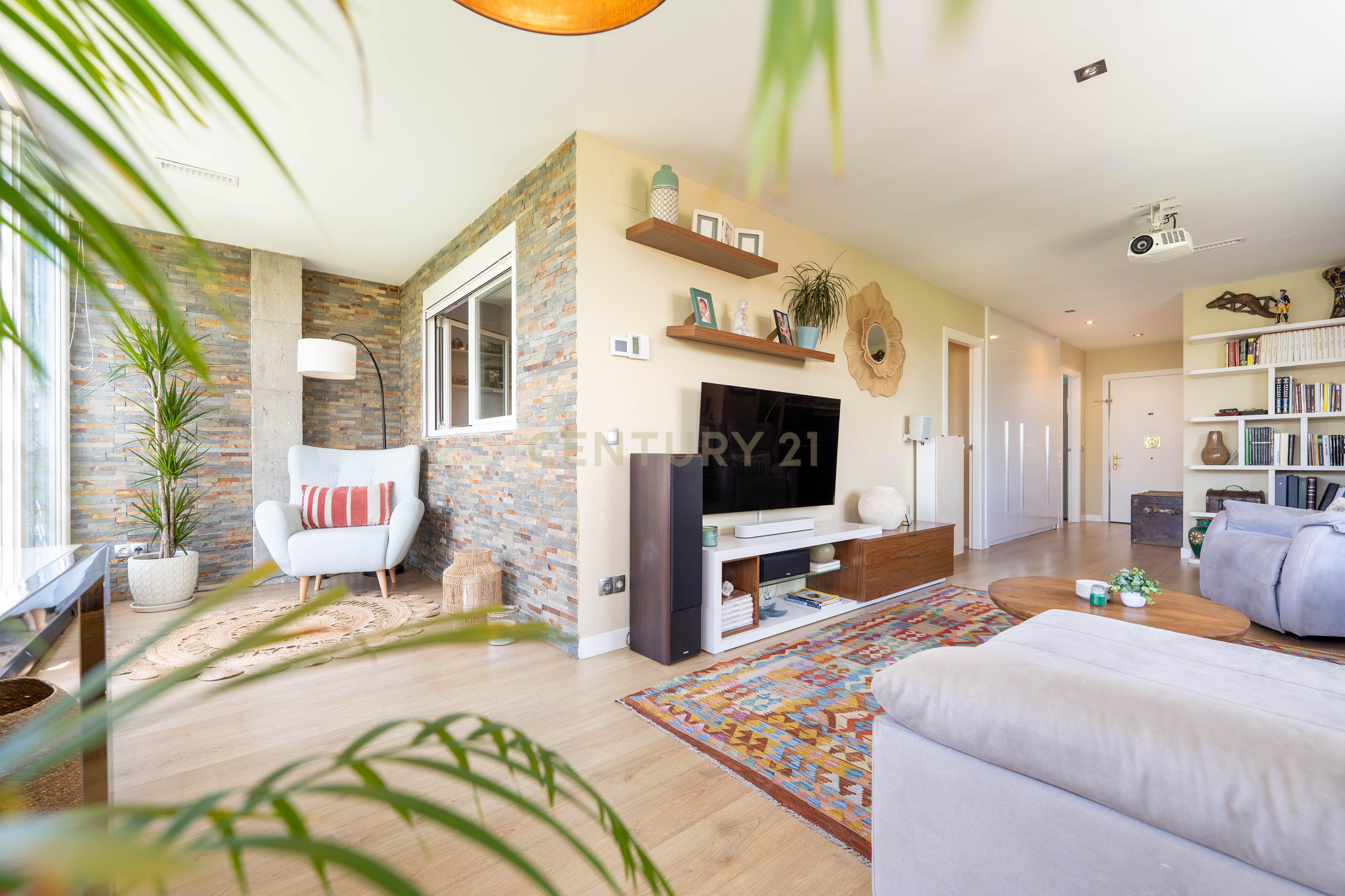 Vive numa urbanização com jardim e piscina. - Image 4