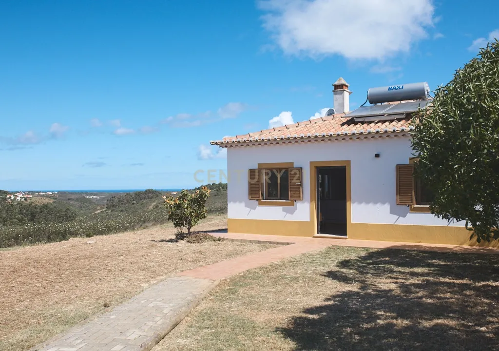 Acorde com vistas deslumbrantes sobre o oceano no seu rancho exclusivo de 8,4 hectares no Algarve, em Aljezur! Inclui uma casa principal ecoeficiente com certificação energética A, perto de praias de surf lendárias. Este é o seu refúgio costeiro definitivo — agarre esta oportunidade rara e agende hoje mesmo a sua visita! - Image 9