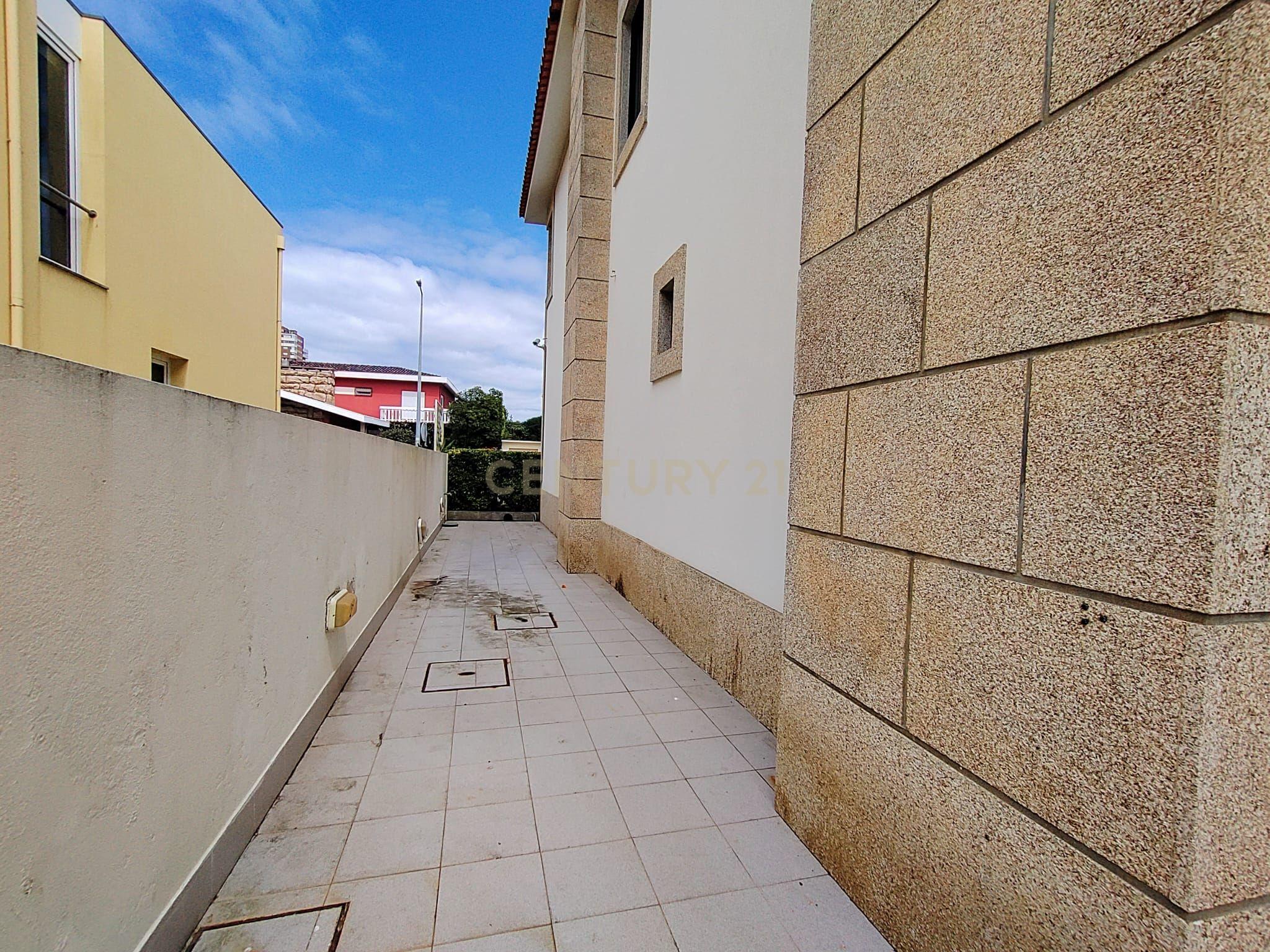 Moradia T5 com piscina a 50 metros da praia e da Avenida dos Banhos na Póvoa de Varzim - Image 43