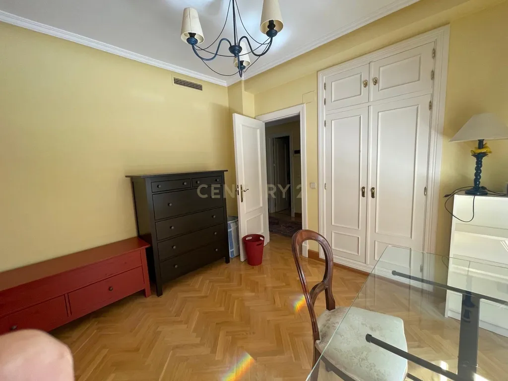 Luxuosa Moradia Renovada em Madrid com Vista para a Cidade - Image 99