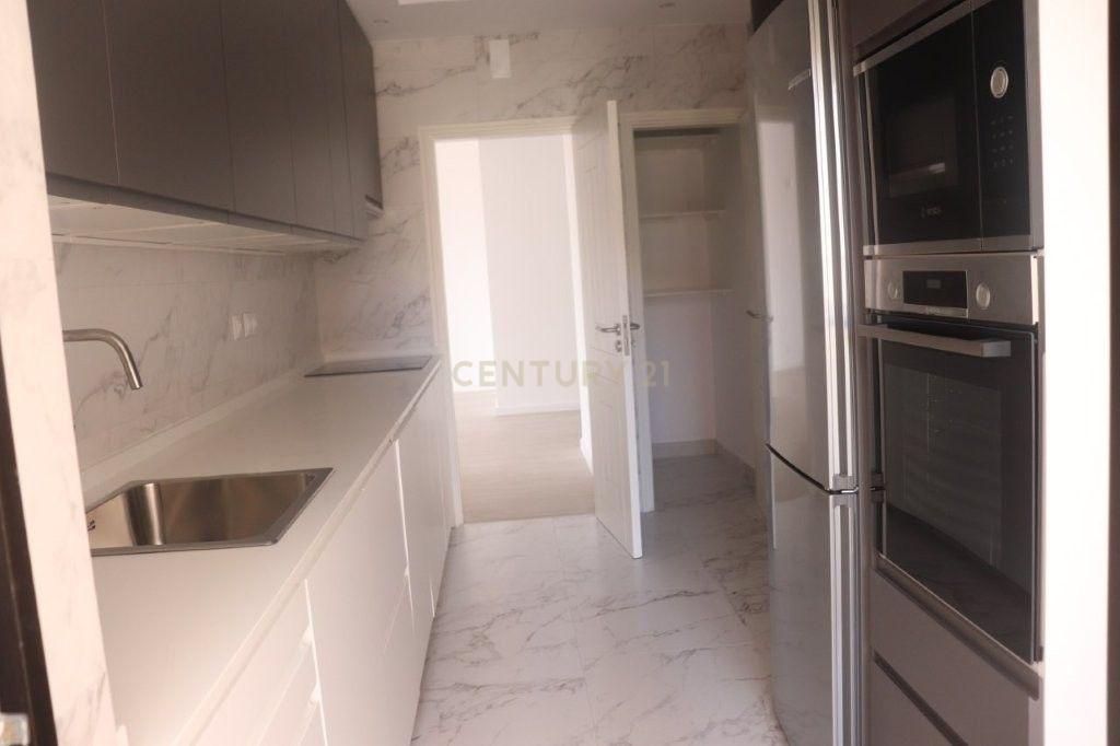 Fotografia 3 de Apartamento Renovado T2 em Oeiras com Vista Atraente