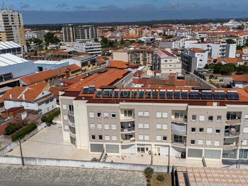 T4 Duplex Premium com Terraço / Arrecadação / 5 Lugares de Estacionamento / Marinha Grande - Image 50