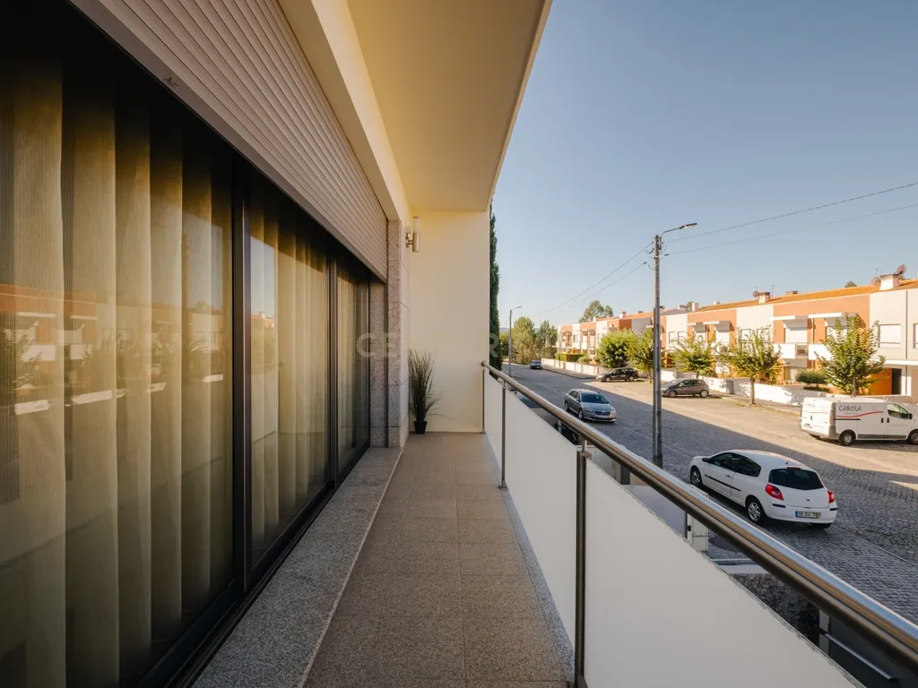 Moradia T4 com 255 m², Suíte Generosa, Jardim e Garagem para 3+ Viaturas | Astromil, Paredes - Image 59