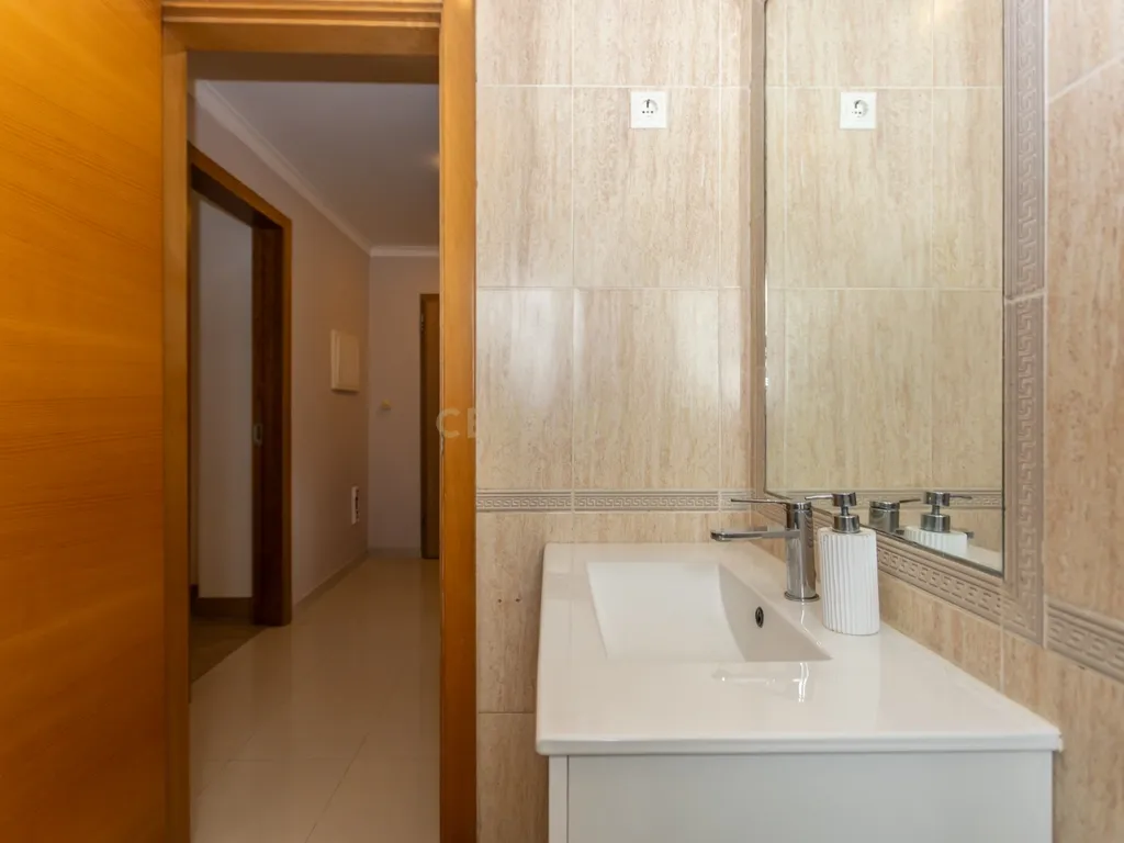 Apartamento T1+1 - Sobreda - Image 24